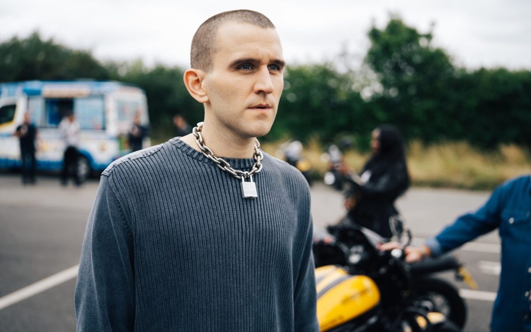 Crítica de «Pillion»: enamorarse de Dios